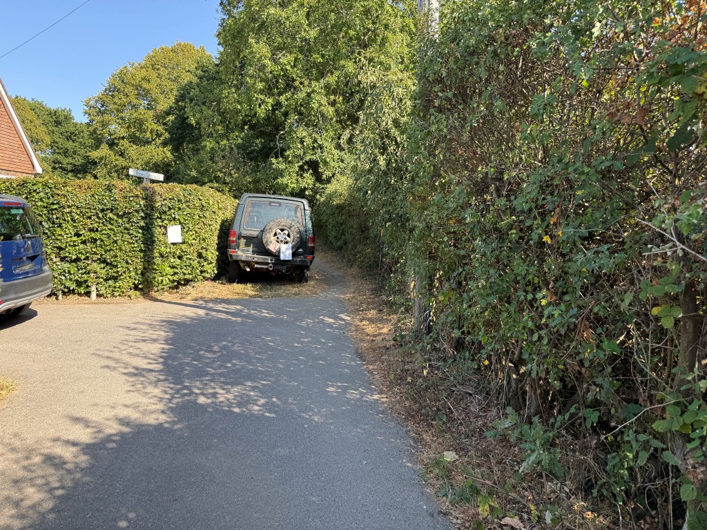 Lot: 17 - BUILDING PLOT IN SOUGHT AFTER EAST SUSSEX VILLAGE - Restricted access to land from Buttsfield